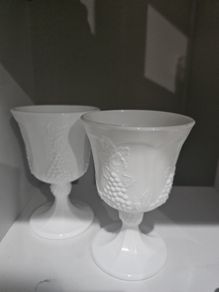Indiana Colony harvest grape milk glass, of 2