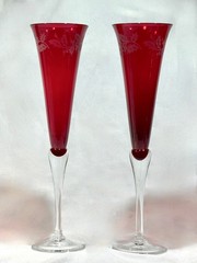 Lenox HOLIDAY GEMS RUBY Red Champagne Flutes w/ Etched Holly 11″ (Set Of 2)