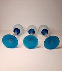 3 beautiful vintage set features «Sea Mist Sapphire» wine glasses