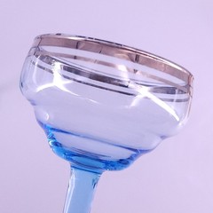Vtg Set of 5 Coupe Champagne Glasses Platinum Stripes 4.5″T Blue Green Glow READ