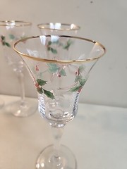 MIKASA Ribbon Holly Crystal Wine Glasses SET OF 4 Gold Trim 8⅝»