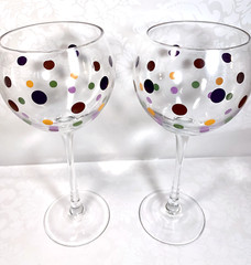 Set of 2 Pampered Chef «Dots» Balloon Wine Glasses Clear w/ Multicolor Dots