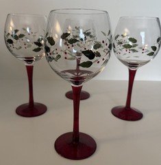 Pfaltzgraff Winterberry Etched Hand Painted Holiday Wine Goblets Set of Four