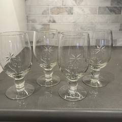 Set of 4 Glass goblets. Beautiful classic design. Etched Starburst