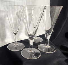 VINTAGE DEEP V SHAPED, LOW CHAMPAGNE/JUICE GLASSES – MAKER UNKNOWN – (4)
