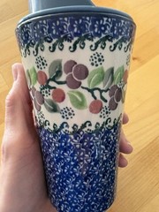 POLISH POTTERY TUMBLER WITH LID Blue Purple Rose And Green Floral Boleslawiec