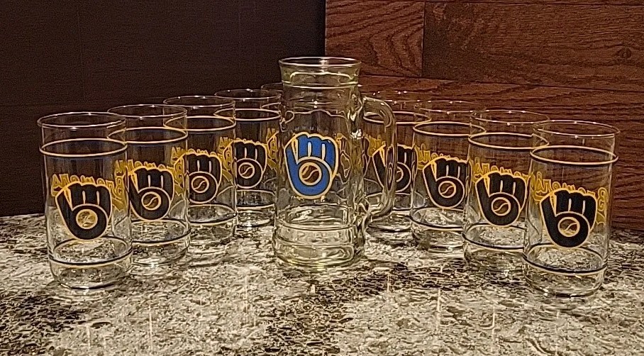 Set Of 10 Vintage Milwaukee Brewers Union 76 Promo Drinking Glasses & 1 Mug