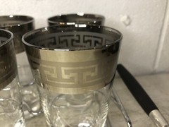 SET 8 VTG MCM DOROTHY THORPE Silver Band Geometric Design Glass Tumbler Carrier