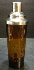 Vintage «Ours» Etched Castle Amber Glass Cocktail Shaker 10.75″x3.88″ VG – Excel