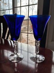 VINTAGE PAIR OF COBALT BLUE WINE GLASSES OR GOBLETS WITH CLEAR STEMS 8″ HIGH