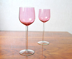 Pair of new vintage rose-colored wine glasses – 1960-70s