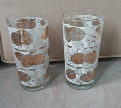 VINTAGE MID-CENTURY HIGHBALL SET OF 2 WHITE & GOLD PINE CONES RARE PATTERN