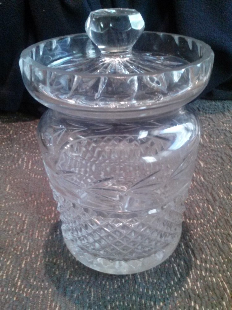 BEAUTIFUL CRYSTAL CUT GLASS BISCUIT / CANDY COVERED JAR APPROX. 6 IN. TALL