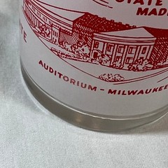 Vtg MCM Wisconsin – Frosted Opaque Souvenir Glass «The Badger State»