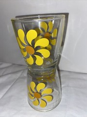 Vintage Hazel Atlas Sour Cream Glasses Pinwheel Love Daisies 1/2 Pint Set of 2