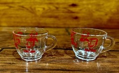 A Pair Of Vintage Tom & Jerry Clear Glass Punch Cups Red Laughing Men Cartoon