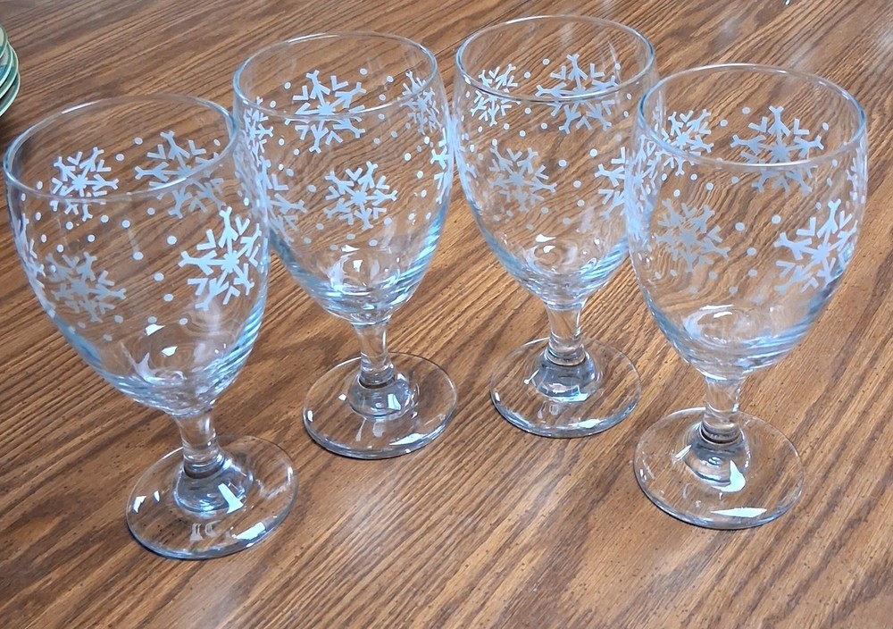 Set of Four (4) Beautiful Snowflake Goblets 14 Oz
