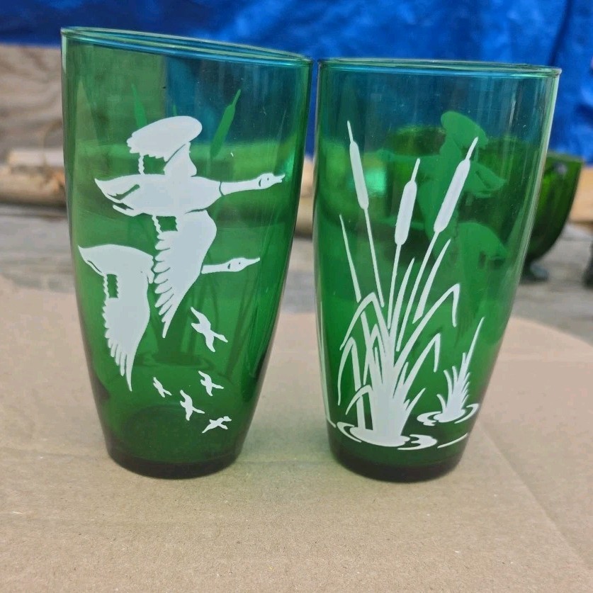 Set of 2 vintage Anchor Hocking forest green geese and cattail glasses MCM