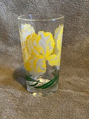 Vintage Boscul Peanut Butter Glass – Iris – 5″ Pale Yellow & Gray Flower
