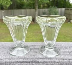 2 Clear Glass tulip-shaped ice cream sundae ruffle rim pedestal base soda shop