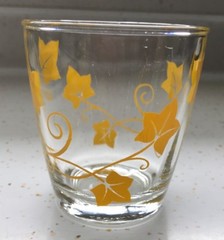 VINTAGE HAZEL ATLAS SOUR CREAM GLASS «IVY» PATTERN, 1/2 PINT, YELLOW #950, EXC.