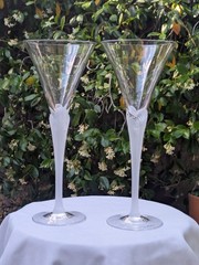 Set of 2 Vtg Sasaki Crystal Aegean Frosted Shell Stem Wine Martini Glasses, Mint