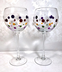 Set of 2 Pampered Chef «Dots» Balloon Wine Glasses Clear w/ Multicolor Dots