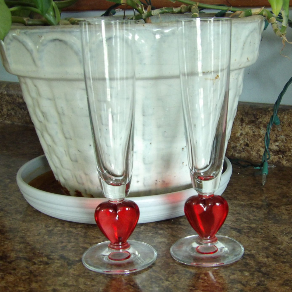 (2) Pair Red Heart Glass Champagne Flutes Toasting Glasses Set 8 1/2″