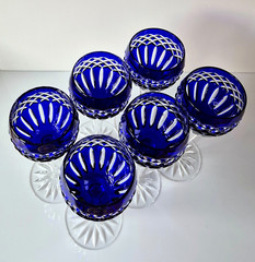 SIX AJKA CADESSIA COBALT BLUE CASED LEAD CRYSTAL WINE GLASSES, 8,5″, MARKED
