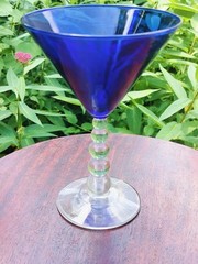 METROPOLIS: 2 Libbey Martini Cocktail Glasses Cobalt Blue With Clear Stem