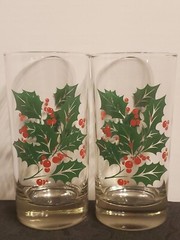 2 Vintage Holly Berry Drinking Glasses Holiday Drinkwear EUC