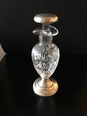 OIL VINEGAR CRUET ETCHED, CHANTILLY PATTERN, CAMBRIDGE CRYSTAL STERLING BASE LID