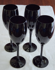 8 1/4″ Stemmed Black Wine Glasses – set of 4