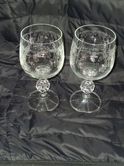 juegon de 2 copas par agua de cristal de Bohemia cascade etched, grabado…