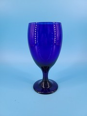 Libbey Premier Cobalt Blue 7 1/8″ Water Goblet Glass 16.25oz Teardrop Shape