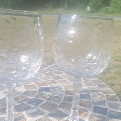2 ROCK SHARPE KYBER Intaglio Cut Crystal 7 3/4″ Tall Wine Glasses