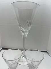 Hand Cut Crystal V Shaped Wine Glass 7 3/4″ Tall Made In Hungary Set of 4