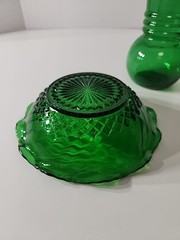 Set- Vintage Anchor Hocking Emerald Green Glassware. Ruffle Scallop Bowl & Vase