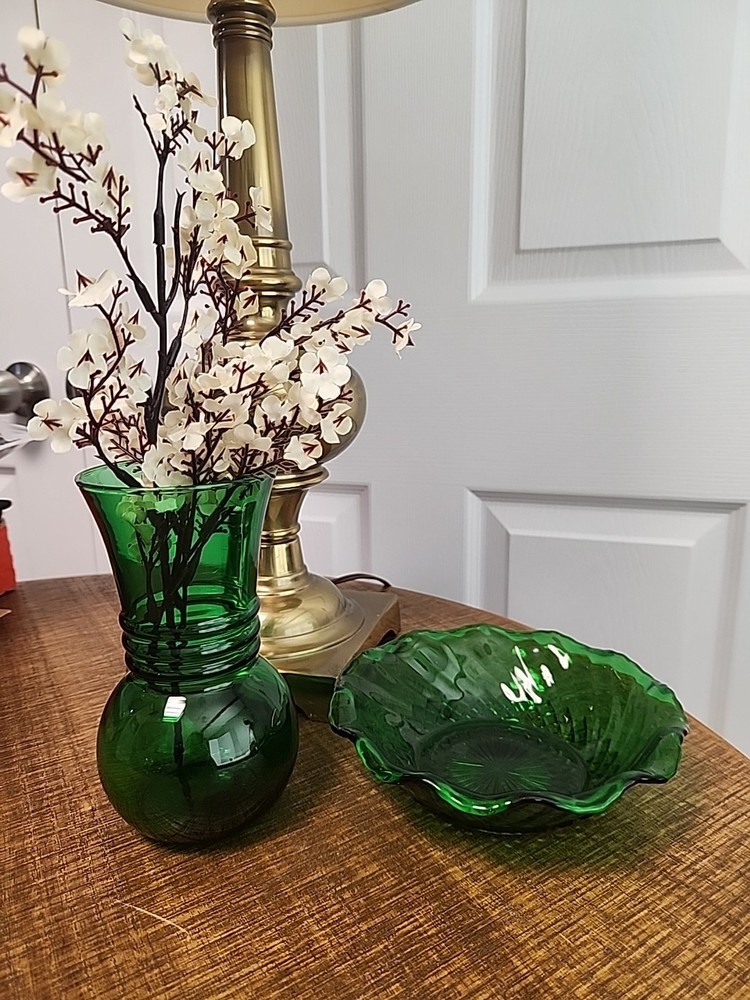 Set- Vintage Anchor Hocking Emerald Green Glassware. Ruffle Scallop Bowl & Vase