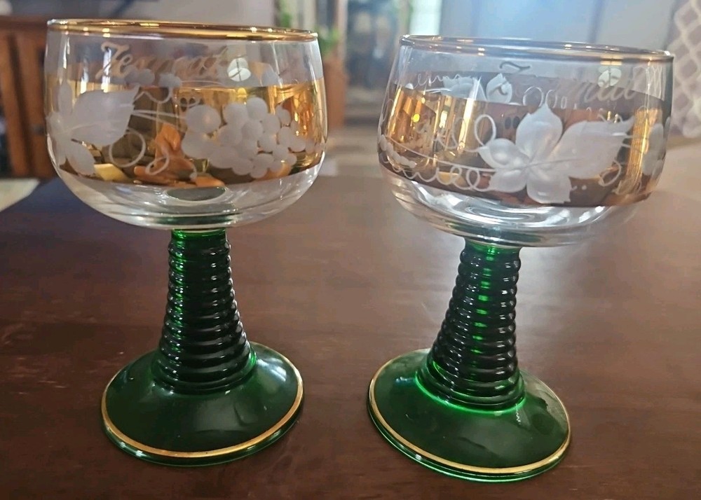 Vintage Set of 2 Wine Glasses Glass Green Beehive Stems Gold Leaves Grapes
