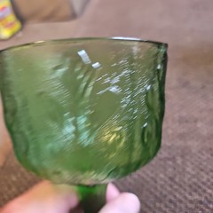 2 FTD Green Leaf Textured Glass 1975 Goblets 6.5×4 3/8″~ 2 SHADES OF GREEN