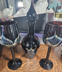 2 SIGNED STEVEN CORREIA ART GLASS – PULLED FEATHER WINE GLASSES + DECANTER