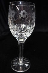 STUNNING CUT FLOWERS OVALS CIRCLES CRISS CROSS NOTCHED STEM 2 WINE GLASSES 6 3/4