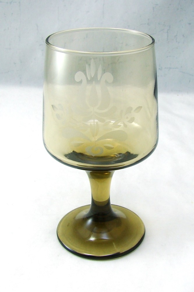 Pfaltzgraff VILLAGE 10 oz. Etched Brown Goblet(s) (Height 5 3/4″)