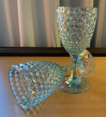 2 TURQUOISE DIAMOND CUT ACRYLIC STEMMED WINE GLASSES 7.5″ NEW