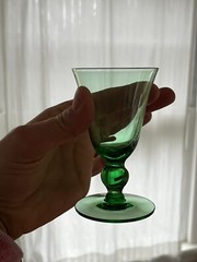 VINTAGE SET 7 GREEN GLASS CORDIALS GLASSES BALL STEMS MAKER PATTERN UNK