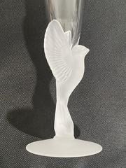 Sasaki Crystal Glass WINGS Champagne Flute Cocktail FROSTED BIRD Dove 9-1/4″