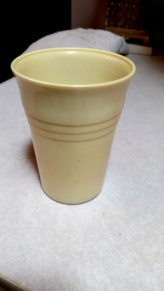 A Vintage Hazel Atlas Moderntone Platonite Yellow Tumblers circa 1950