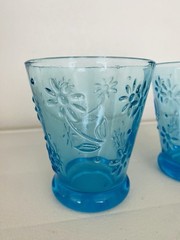 Vtg 1970’s Daisy Flower Blue Embossed 4 » Tall Glass Set of 2