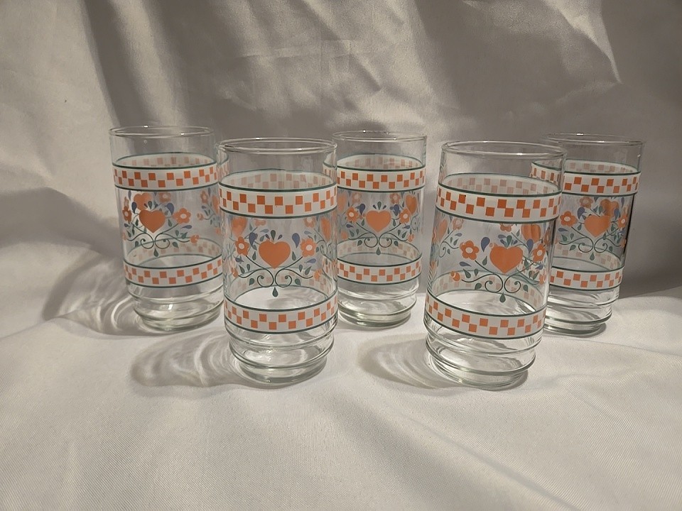 Set Of 5 VTG Tumblers W Pink Hearts and flowers blue and green lines